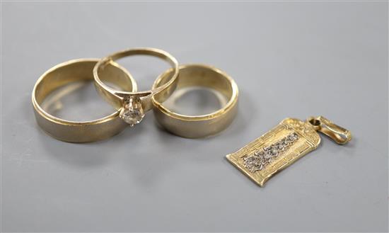 Two 14ct two-colour gold wedding bands, a yellow and white metal pendant (tests as 14ct) and a paste-set 10ct gold ring